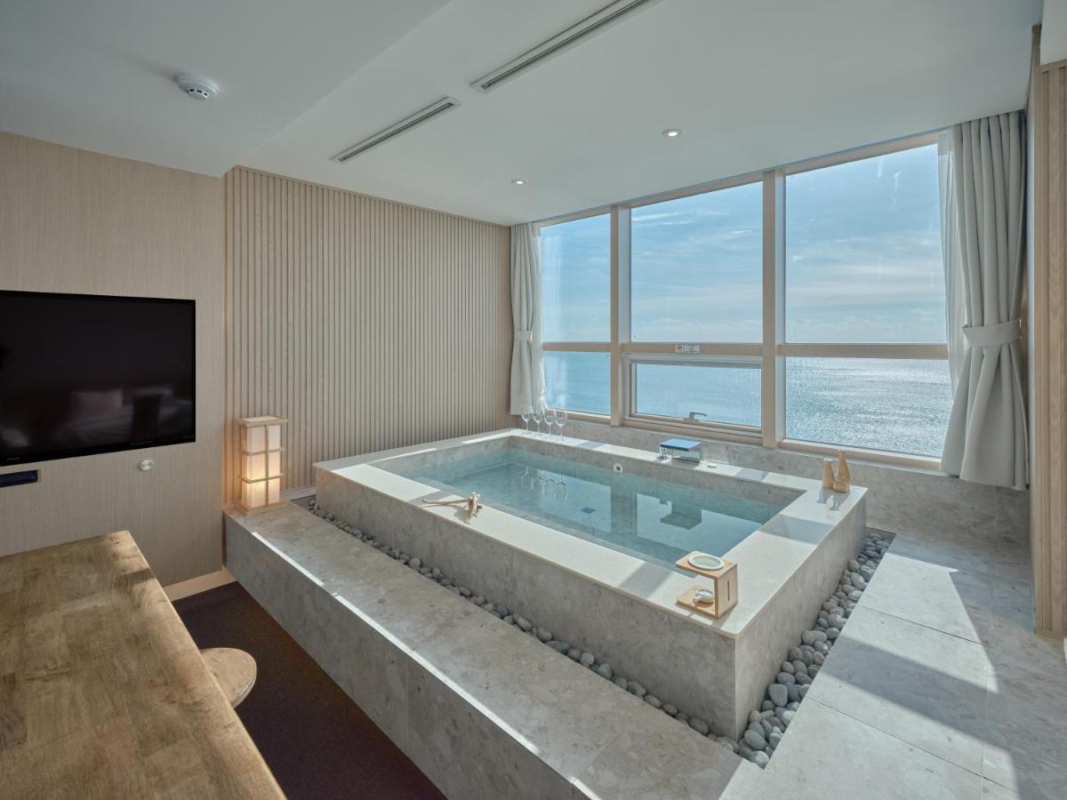 Uh Suite The Haeundae Пусан Екстериор снимка